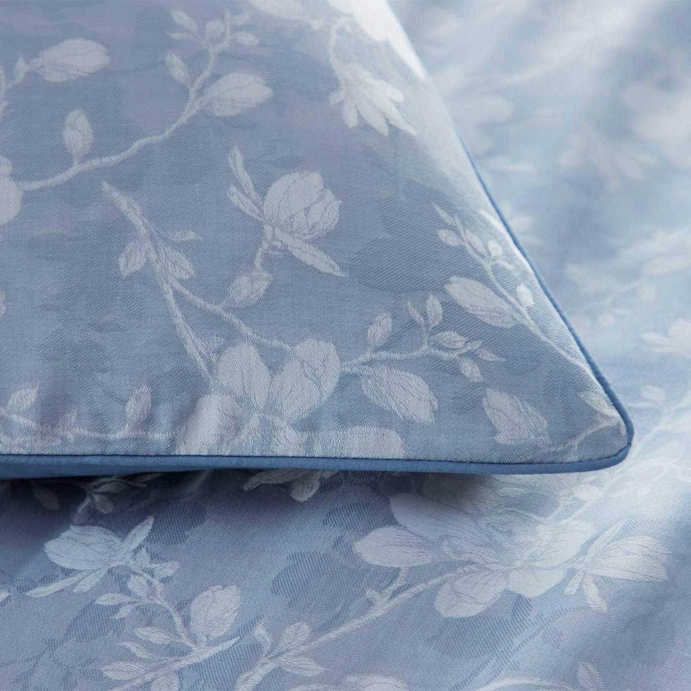 Wedgwood Magnolia Duvet Set Blue and White Jasper